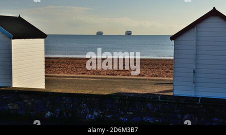 Die Kreuzfahrtschiffe Westerdam und Volendam ankerten während der Coronavirus-Pandemie in der Tor Bay, von der Goodrington Promenade aus gesehen. Stockfoto
