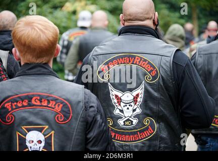 Gelsenkirchen, Deutschland. Oktober 2020. Die Teilnehmer marschieren in einem trauermarsch durch die Stadt, um an ein Mitglied der Rocker-Gruppe "Freeway Riders" zu erinnern, das 2018 getötet wurde. Nach einem Streit im Rocker-Milieu wurde das Mitglied der 'Freeway Riders' am 13. Oktober 2018 auf der offenen Straße erstochen. Quelle: Henning Kaiser/dpa/Alamy Live News Stockfoto