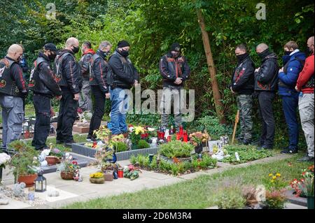 Gelsenkirchen, Deutschland. Oktober 2020. Die Teilnehmer gedenken eines Mitglieds der Rocker-Gruppe "Freeway Riders", die 2018 auf dem Friedhof von Rotthausen getötet wurde. Nach einem Streit im Rocker-Milieu wurde das Mitglied der 'Freeway Riders' am 13. Oktober 2018 in der offenen Straße erstochen. Quelle: Henning Kaiser/dpa/Alamy Live News Stockfoto