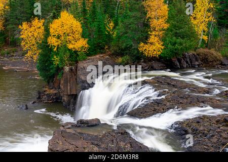 Die Middle Falls des Pegeon River im Pigeon River Provincial Park, Ontario, Kanada. Stockfoto