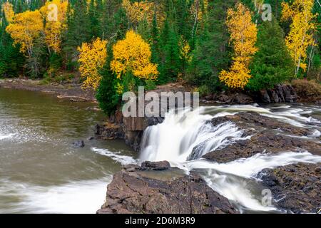 Die Middle Falls des Pegeon River im Pigeon River Provincial Park, Ontario, Kanada. Stockfoto