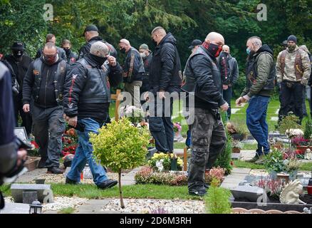 Gelsenkirchen, Deutschland. Oktober 2020. Die Teilnehmer gedenken eines Mitglieds der Rocker-Gruppe "Freeway Riders", die 2018 auf dem Friedhof von Rotthausen getötet wurde. Nach einem Streit im Rocker-Milieu wurde das Mitglied der 'Freeway Riders' am 13. Oktober 2018 in der offenen Straße erstochen. Quelle: Henning Kaiser/dpa/Alamy Live News Stockfoto