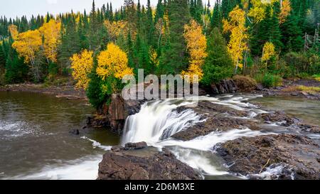 Die Middle Falls des Pegeon River im Pigeon River Provincial Park, Ontario, Kanada. Stockfoto