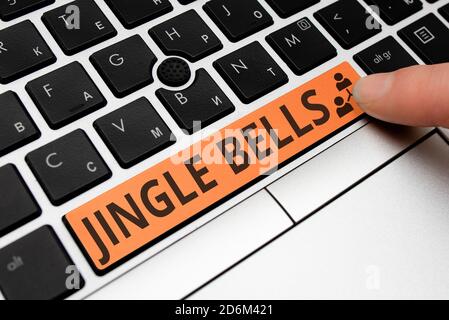 Textschild mit Jingle Bells. Business Foto zeigt die meisten berühmten traditionellen Weihnachtslied auf der ganzen Welt verschiedene farbige PC-Tastatur-Taste Stockfoto