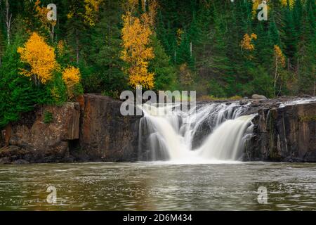 Die Middle Falls des Pegeon River im Pigeon River Provincial Park, Ontario, Kanada. Stockfoto