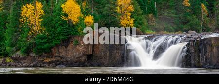 Die Middle Falls des Pegeon River im Pigeon River Provincial Park, Ontario, Kanada. Stockfoto