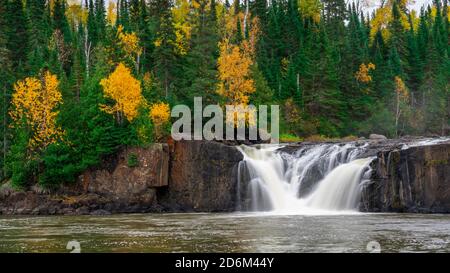 Die Middle Falls des Pegeon River im Pigeon River Provincial Park, Ontario, Kanada. Stockfoto