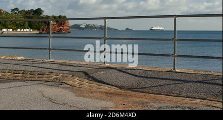 Kreuzfahrtschiff Zaandam vor Anker in Tor Bay während der Coronavirus-Pandemie, von Goodrington Promenade aus gesehen. Stockfoto