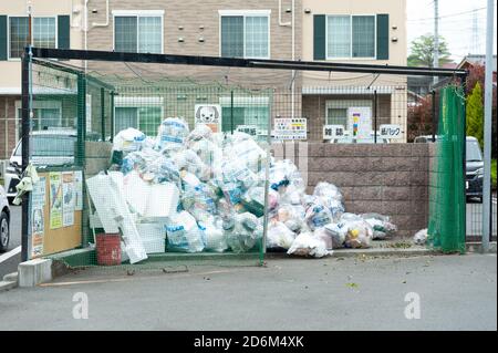 Fuji City, Shizuoka-Ken, Japan - 6. Mai 2020: Wohnviertel recycelbare Müllsammelstelle aus Kunststoff. Nahaufnahme. Horizontale Aufnahme. Stockfoto