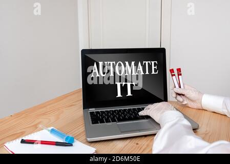 Notiz mit der Darstellung „Automatisieren Sie es“ schreiben. Geschäftskonzept für den Umrüstprozess oder die Anlage, um automatische Anlagen zu betreiben. Blutprobenfläschchen am besten techn Stockfoto