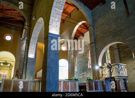 Barga, Italien - 6. Juni 2018: Das Kirchenschiff der Kathedrale des Heiligen Christophorus (Collegiata di San Cristoforo) Stockfoto