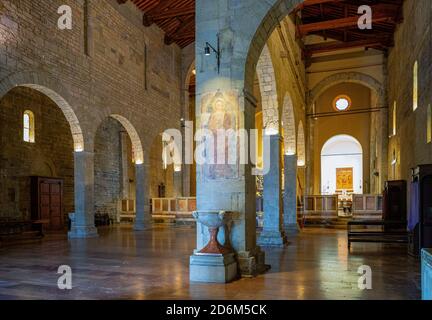 Barga, Italien - 6. Juni 2018: Das Kirchenschiff der Kathedrale des Heiligen Christophorus (Collegiata di San Cristoforo) Stockfoto