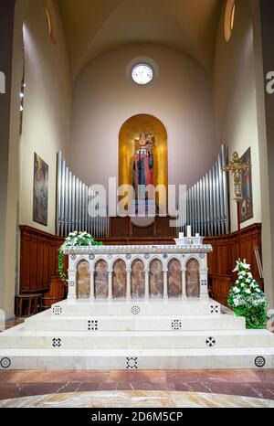 Barga, Italien - 6. Juni 2018: Der Altar der Kathedrale des Heiligen Christophorus (Collegiata di San Cristoforo) Stockfoto