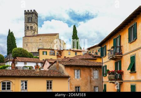Italien, Barga, Blick auf die Stadt mit der Kathedrale des Heiligen Christophorus (Collegiata di San Cristoforo) im Hintergrund Stockfoto