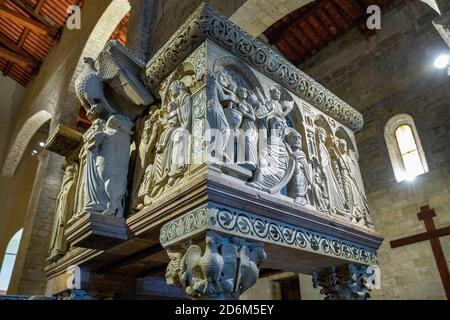 Barga, Italien - 6. Juni 2018: Die geschnitzte Marmorkanzel, XIII Jahrhundert, in der Kathedrale des Heiligen Christophorus (Collegiata di San Cristoforo) Stockfoto