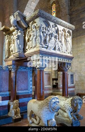 Barga, Italien - 6. Juni 2018: Die Marmorlöwen und die Kanzel, XIII Jahrhundert, in der Kathedrale des Heiligen Christophorus (Collegiata di San Cristoforo) Stockfoto