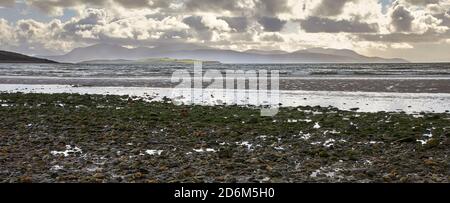 September und ein dramatischer Himmel umrahmt den Blick nach Süden westlich von der Küste bei Ettrick Bay auf der Bute Stockfoto