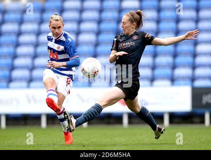 Reading's Jess Fishlock (links) und Keira Walsh von Manchester City kämpfen während des FA Women's Super League Spiels im Madejski Stadium, Reading, um den Ball. Stockfoto