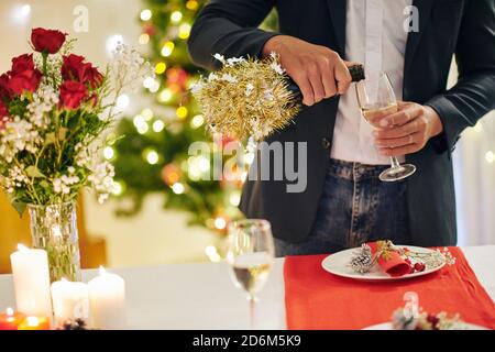 Champagner trinken bei der Weihnachtsfeier Stockfoto