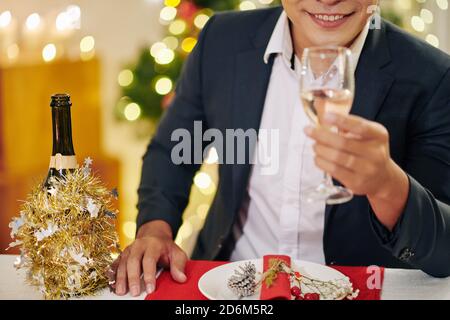 Partygast trinkt Champagner Stockfoto