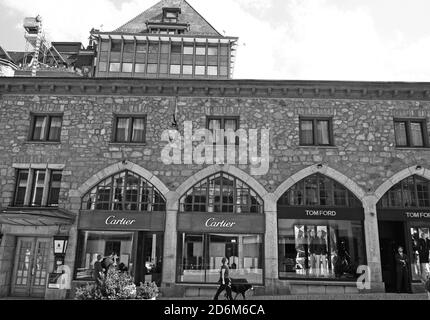 Via Serlas: St. Moritz' Luxury Brand store Shopping Meile an der Via Serlas vor der legendären Badrutt's Palace Hotel Stockfoto