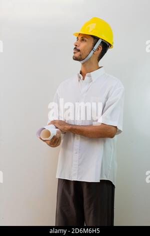 Arbeiter mit Helm isoliert auf weißem Hintergrund. Schwarzer Mann in einem Helm mit verschiedenen Ausdrücken. Stockfoto