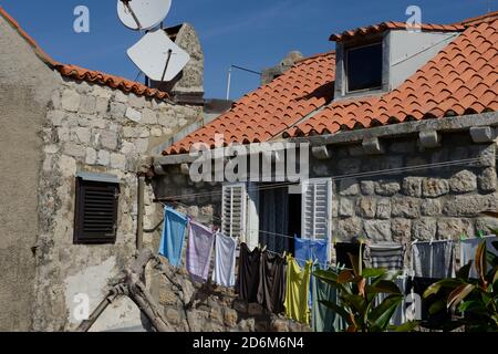 Wäscheservice auf Wäscheleine in der Altstadt von Dubrovnik, Kroatien Stockfoto