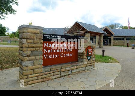 Schild des Mammoth Cave National Park in der Nähe des Besucherzentrums, Kentucky, USA. Seit 1981 ist dieser Nationalpark auch UNESCO-Weltkulturerbe. Stockfoto