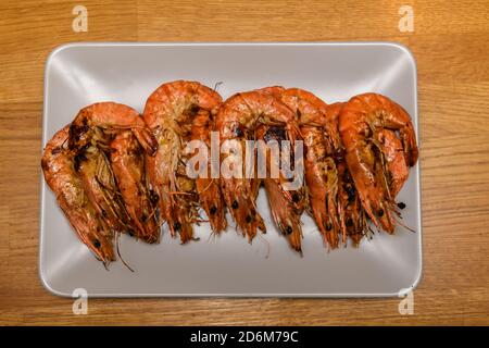 Frisch gekochte ganze Garnelen auf einer Platte Stockfoto