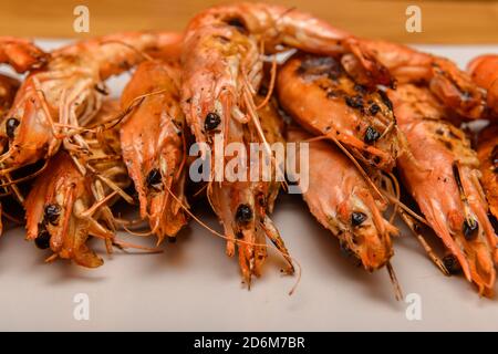 Frisch gekochte ganze Garnelen auf einer Platte Stockfoto