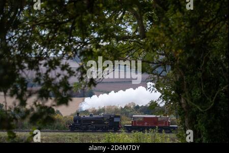 Die British Railways Ivatt Class 2MT Tank Engine Nummer 41312 , 'Bahamas' macht seinen Weg entlang der Mid Hants Railway, auch bekannt als die Watercress-Linie, in der Nähe von Ropley in Hampshire während des Wochenendes der Herbst Steam Gala. Stockfoto