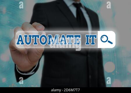 Notiz mit der Darstellung „Automatisieren Sie es“ schreiben. Geschäftskonzept für den Umrüstprozess oder die Anlage, um automatische Anlagen zu betreiben. Suchen Sie im Internet nach digitalen Informationen Stockfoto