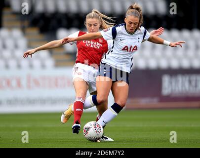 Tottenham Hotspur's Rianna Dean (rechts) und Arsenals Leah Williamson kämpfen während des FA Women's Super League Spiels im Meadow Park, London, um den Ball. Stockfoto