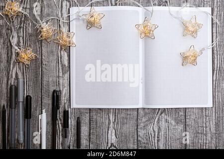 Die Blumen bestehen aus Granatapfel, Äpfeln und Sellerie auf schwarzem Hintergrund. Gesunde Ernährung und Vegetarismus Konzept Stockfoto