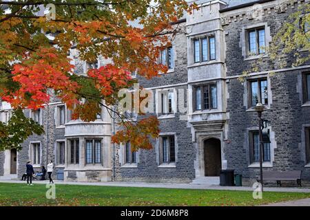Toronto, Kanada - 16. Oktober 2020: Studenten mit Gesichtsmasken üben soziale Distanzierung während der Coronavirus-Pandemie auf einem Universitätscampus mit Stockfoto