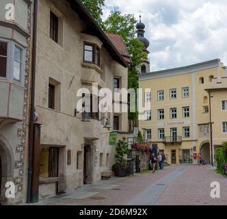Die Altstadt von Bruneck in Südtirol mit alten Häusern. Stockfoto
