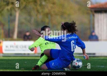 Weinberg, Deutschland. Oktober 2020. Spieler, die beim Frauenregionalliga-Spiel zwischen SV Weinberg und FFC Wacker München gegeneinander antreten. Sven Beyrich/SPP Kredit: SPP Sport Pressefoto. /Alamy Live Nachrichten Stockfoto