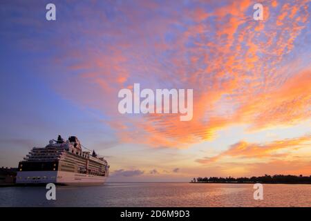 Riese das größte Schiff je nach Länge. Die größten und längsten Schiffe. Stockfoto