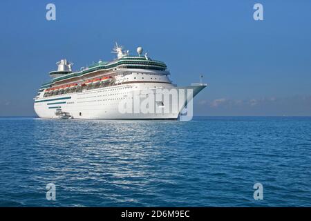 Riese das größte Schiff je nach Länge. Die größten und längsten Schiffe. Stockfoto