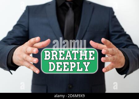 Wort schriftlich Text atmen tief. Business Foto zeigt, um eine Menge Luft in die Lunge inhaleexhale voll Modell mit zeigenden Hand Finger sym nehmen Stockfoto