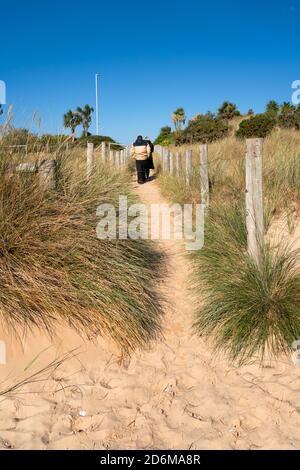 Zwei Personen auf einem sandigen Weg durch die Sanddünen Bei Sandbanks Dorset Stockfoto