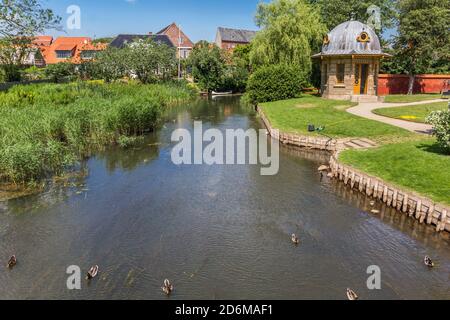 Kleines Gartenhaus im Park des Kunstmuseums in Ribe, Dänemark Stockfoto