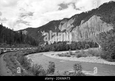 Rhein-Valley: Der Glacier Express ist der Fahrt über die Schweizer Alpen von Zermatt aus über St. Moritz bis nach Chur Stockfoto