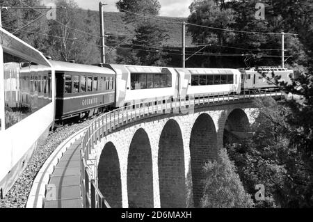 Über die Schweizer Alpen in der Glacier Express Zug, der Reisen durch die UNESCO zum Weltkulturerbe erklärt und über viele spektakuläre Viadukts. Stockfoto