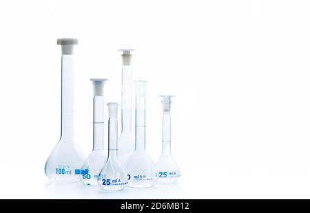 Erlenmeyerkolben auf reflektierenden isolierten auf weißem Hintergrund, chemische Laborglas und wissenschaftliche Geräte Konzept Stockfoto