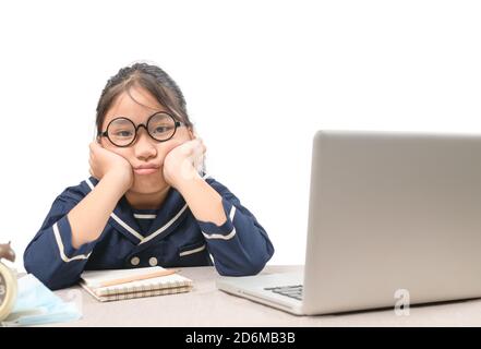 Schulmädchen lernen online Bildung Klassen Gefühl gelangweilt und deprimiert Isoliert auf weißem Hintergrund, aufgrund des Ausbruchs von COVID 19 Und Bildung Stockfoto