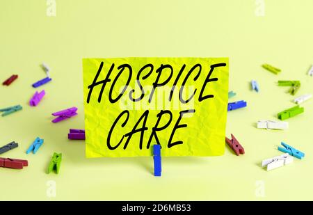 Textschild mit Hospizhilfe. Business Foto Text konzentriert sich auf die Palliation eines unheilbar kranken Patienten s ist schmerzfarbig zerknittert rechteckig geformt Stockfoto