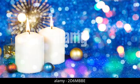 Neujahr und Weihnachtsdekoration mit brennenden Kerzen Stockfoto