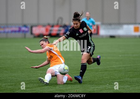 Cumbernauld, Großbritannien. Oktober 2020. Jo Love of Glasgow City und Anita Marcos von Celtic während des Spiels der Scottish Women's Premier League im Broadwood Stadium in Cumbernauld, Schottland. Alex Todd/SPP Kredit: SPP Sport Pressefoto. /Alamy Live Nachrichten Stockfoto