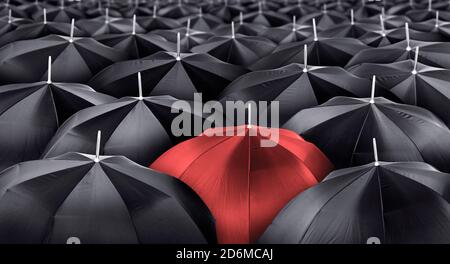 Anders, einzigartig und aus der Masse heraus zu stehen roter Regenschirm. Führungskraft oder sein anderes Konzept Stockfoto